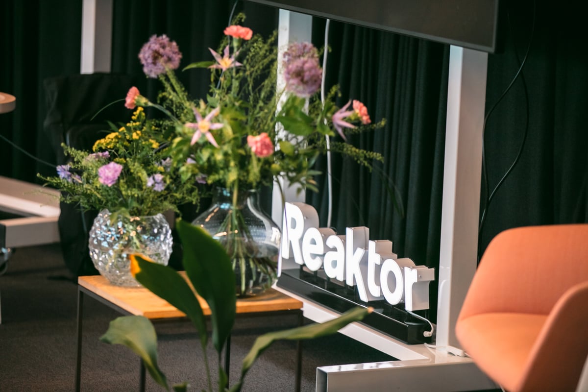 reaktor-sign-flowers